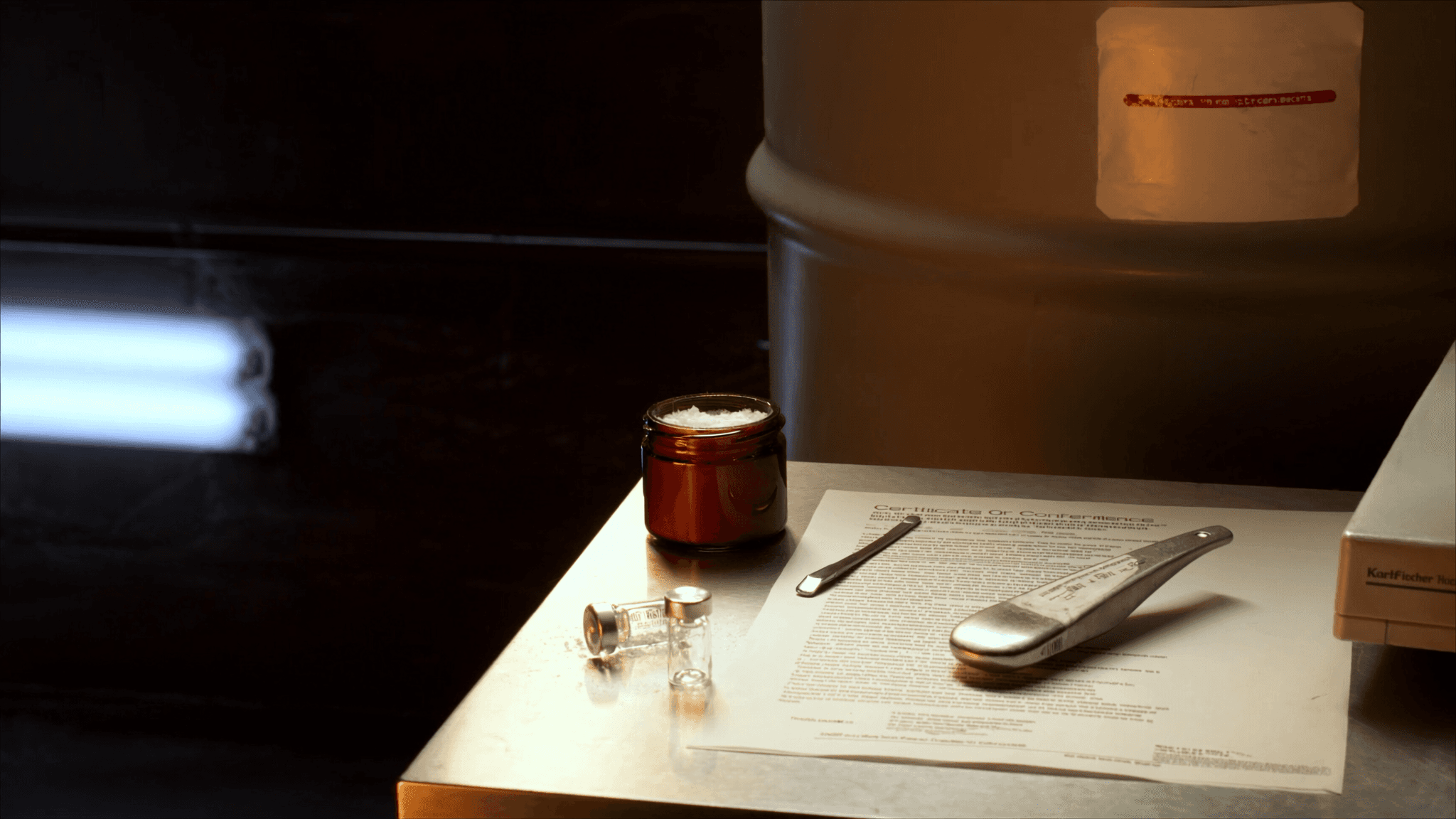 API powder staged for USP <467> residual-solvents analysis by GC-headspace